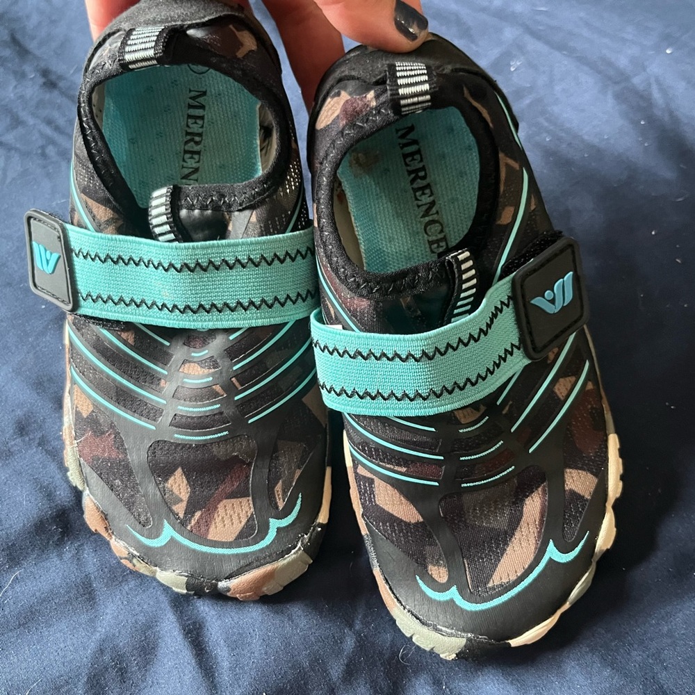 EUC Little Kids Water Shoes Size 10.5